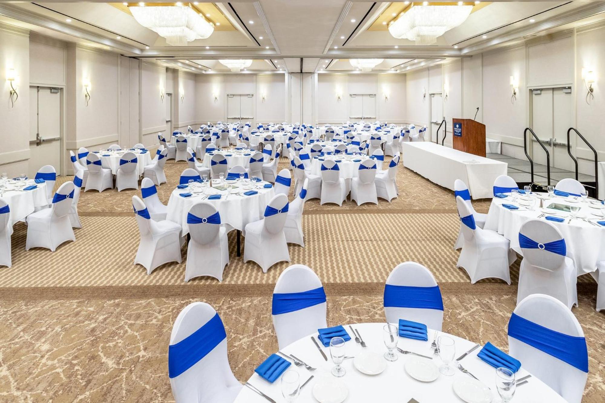 Crowne Plaza Angeles Harbor By Ihg 4*